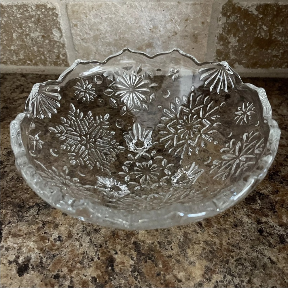 Mikasa Crystal  Snowflake Footed Serving Bowl 9"